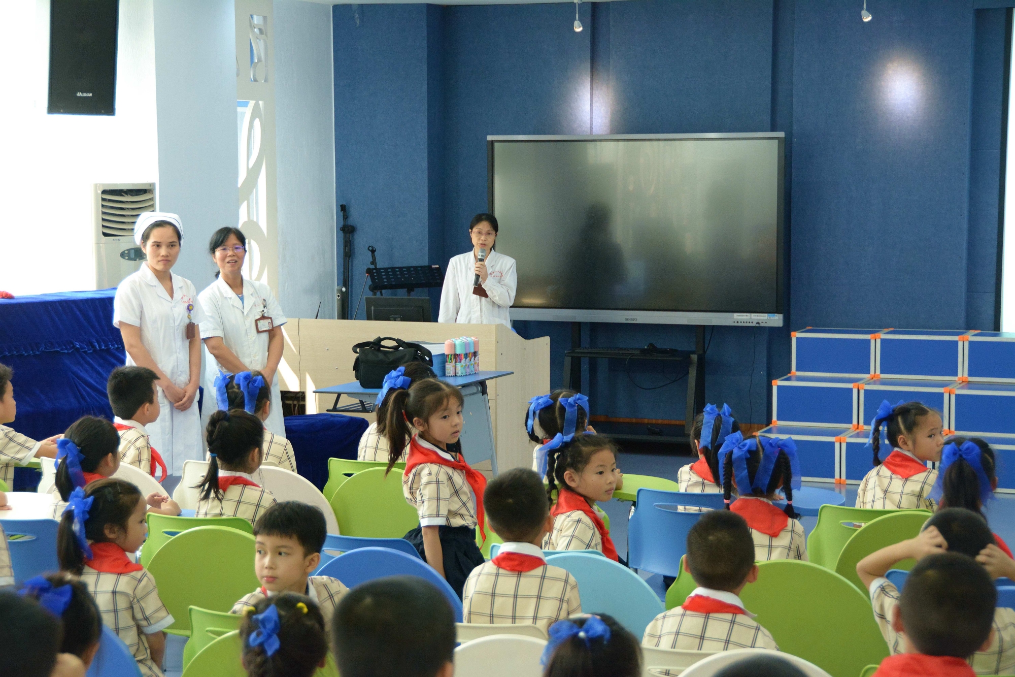 我院到南宁市滨湖路小学开展“全国爱眼日”专题教育讲座