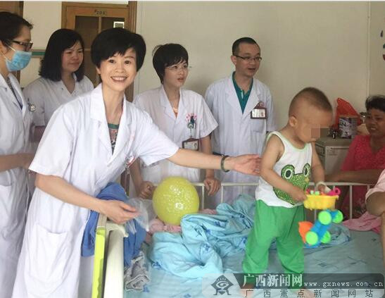 广西壮族自治区江滨医院为患儿送去儿童节礼物