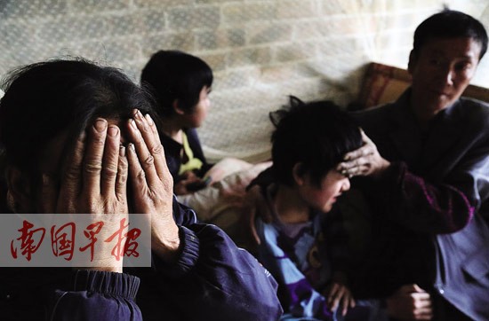 环江县两兄弟因罕见病卧床多年 通过字典坚持学习