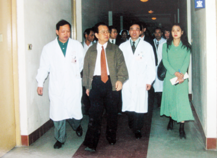 时任自治区党委书记曹伯纯来我院视察工作