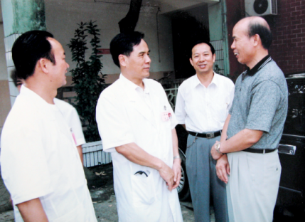 原自治区政府主席陈辉光来我院看望干部职工