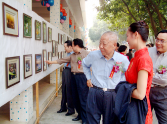 原自治区党委书记赵富林参观我院职工摄影展