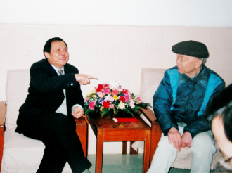时任自治区政府主席陆兵来我院看望老干部