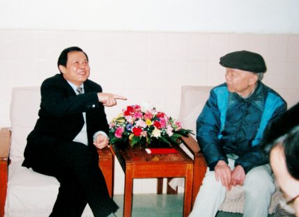 时任自治区政府主席陆兵来我院看望老干部