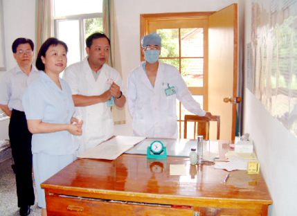 现任自治区人大副主任、时任自治区政府副主席刘新文来我院检查非典防控工作