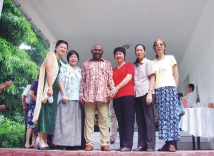 庞明主任在科摩罗工作时与总统阿扎利合影