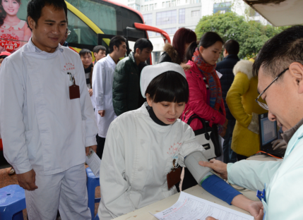 医务人员踊跃参加无偿献血