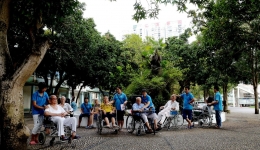 关爱老人，细心照顾